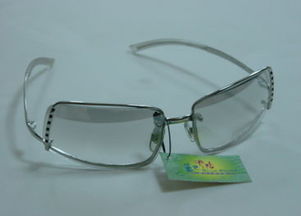 眼鏡 專業眼鏡直銷店在南京東路寫字樓開張 專業醫學驗光,一線眼鏡產品略高于成本銷售