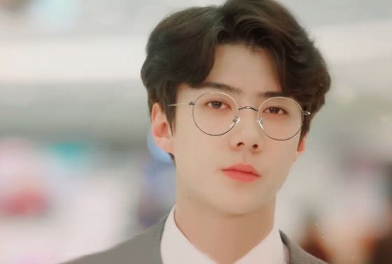同樣是戴眼鏡，扛住了肖戰，躲過了易烊千璽，卻栽在他身上
